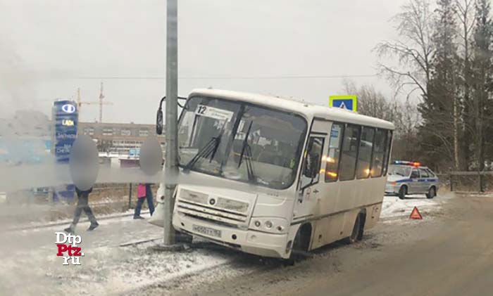 Петрозаводск, 14 ноября 2018 года, 14-50.  ДТП с участием маршрутного автобуса ПАЗ произошло на улице Скандинавский Проезд, у дома №2.