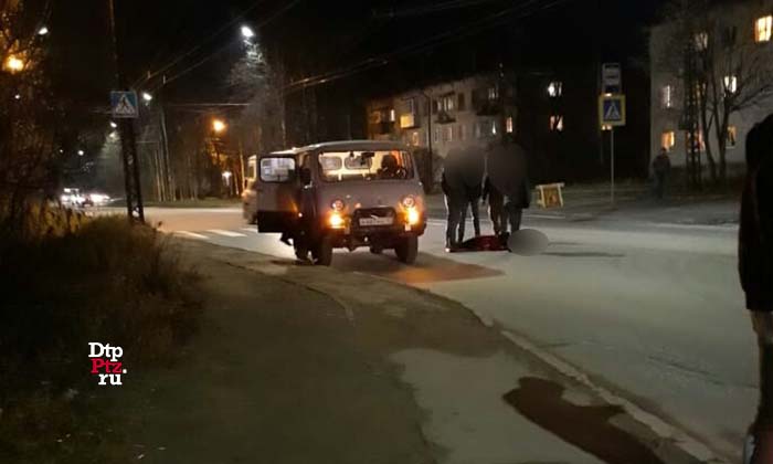 Петрозаводск, 6 ноября 2018 года, 18-10.   ДТП с участием пешехода и фургона УАЗ произошло на улице Судостроительная, в районе нерегулируемого пешеходного перехода у дома №6.