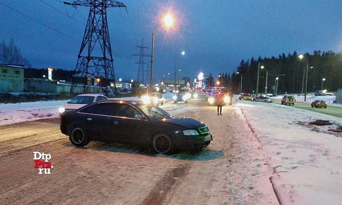 Петрозаводск, 9 декабря 2018 года, 15-00.   ДТП с участием легковых автомобилей Рено (Renault Kangoo) и Ауди (Audi) произошло на Лесном проспекте, в районе дома № 49.