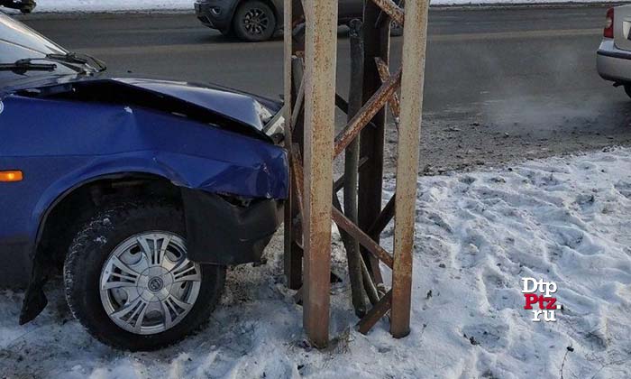 2725 Петрозаводск, 17 декабря 2018 года, 11-36.   ДТП с участием легкового автомобиля ВАЗ-2106 произошло на улице Шотмана, в районе пересечении с улицей Чапаева.