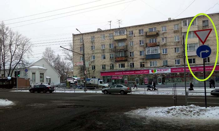  Обратите внимание! При выезде с улицы Володарского на улицу Мерецкова установлен дорожный знак 4.1.2 "Движение направо".