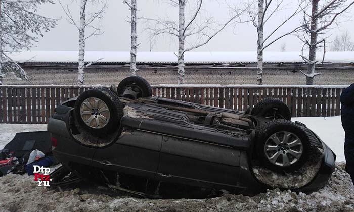 Медвежьегорск, 30 декабря 2018 года, 12-00. ДТП с участием кроссовера БМВ  (BMW X5) произошло на улице Верхняя, у дома №38.