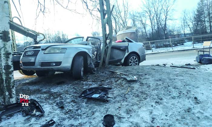 Петрозаводск, 6 декабря 2018 года, 05-57.   ДТП с участием легковых автомобилей Ауди (Audi A6) и произошло на Первомайском проспекте у дома №46.