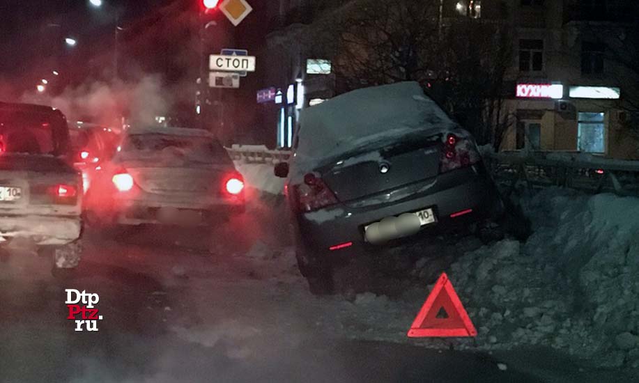 Петрозаводск, 25 января 2019 года, 18-35.   ДТП с участием двух легковых автомобилей произошло на улице Антикайнена, у дома №4, в районе пересечения с улицей Гоголя.