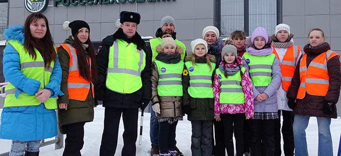 Активные родители и юные инспекторы школы №14 вместе с автоинспекторами провели профилактическое мероприятие "Безопасный маршрут".