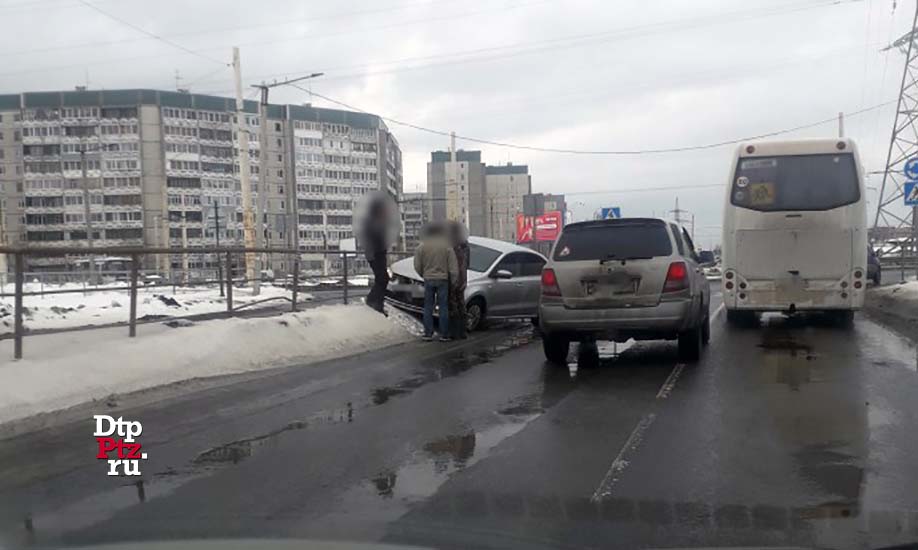 Петрозаводск, 15 марта 2019 года, 14-19.   ДТП с участием легкового автомобиля произошло на пересечении Лесного проспекта и Лососинского шоссе.