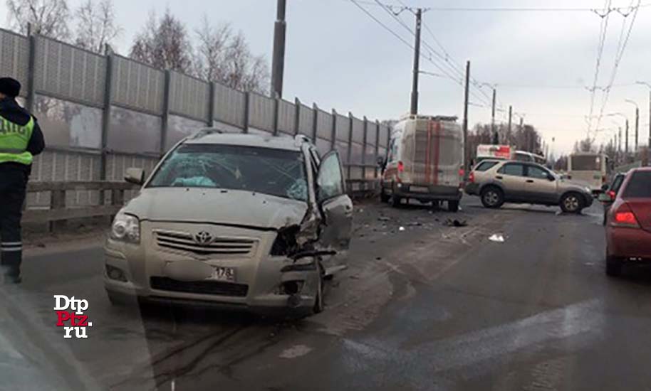 Петрозаводск, 23 марта 2019 года, 08-47.   ДТП с участием кроссовера КИА (KIA Sorento) и легкового автомобиля Тойота (Toyota Avensis) произошло на Гоголевском путепроводе.