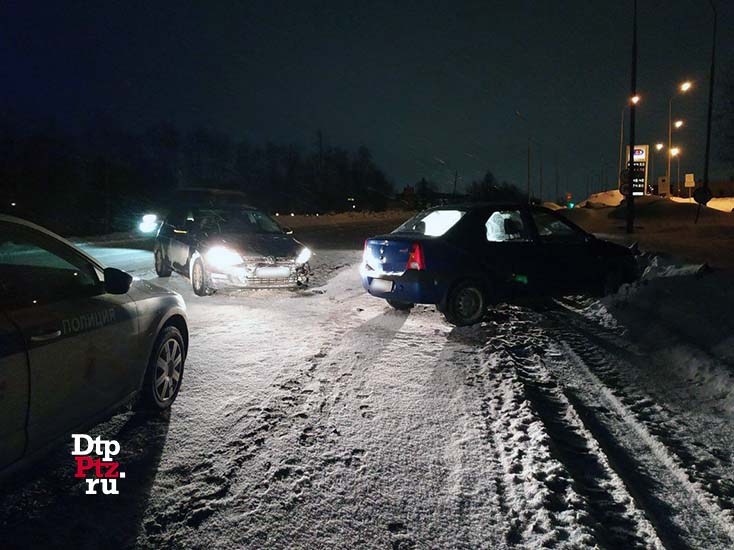 Петрозаводск, 3 марта 2019 года, 19-33.  ДТП с участием легковых автомобилей Рено (Renault Logan) и Фольксваген (Volkswagen Golf) произошло на Шуйском шоссе, у дома № 16а, в районе пересечения с улицей Урожайная.