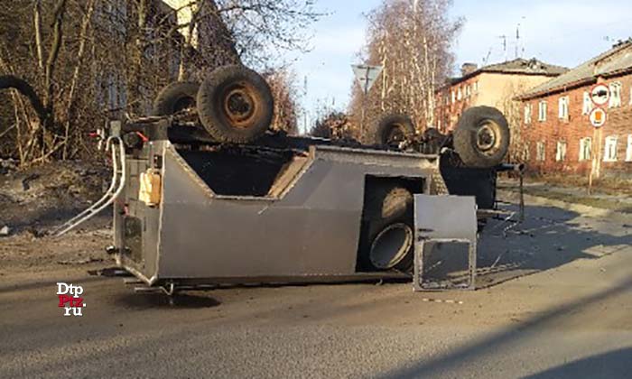 Петрозаводск, 7 апреля 2019 года, 07-11.   ДТП с участием пикапа Форд (Ford Ranger) и внедорожника произошло на пересечении улиц Ригачина и Пертуннена.