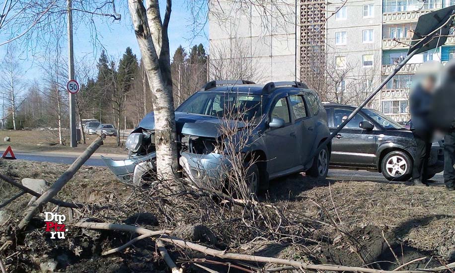 Петрозаводск, 7 апреля 2019 года, 07-10.   ДТП с участием кроссовера Рено (Renault Duster) произошло на улице Лыжная, у дома № 47.