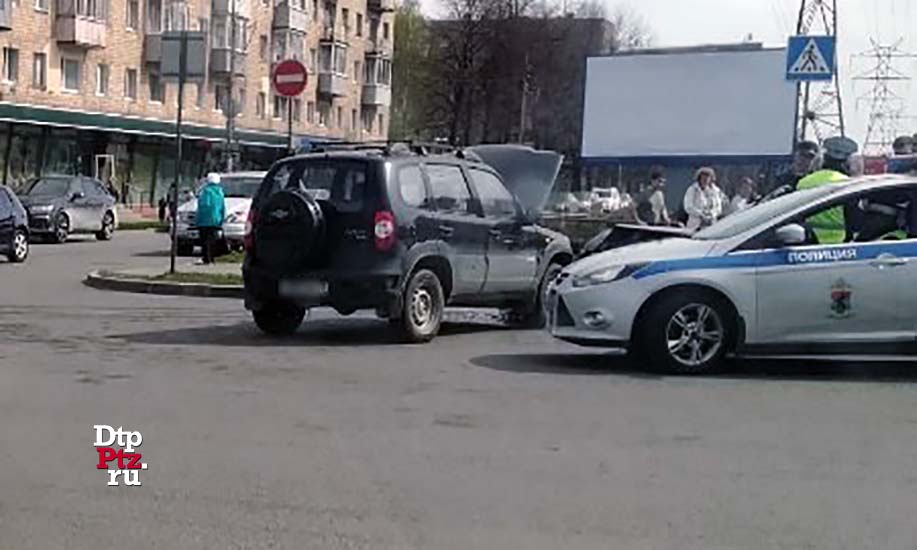 Петрозаводск, 11 мая 2019 года, 11-32.  ДТП с участием внедорожника Шевролет Нива (Chevrolet Niva) и легкового автомобиля Ауди (Audi A6) произошло на пересечении Октябрьского проспекта и улицы Московская.