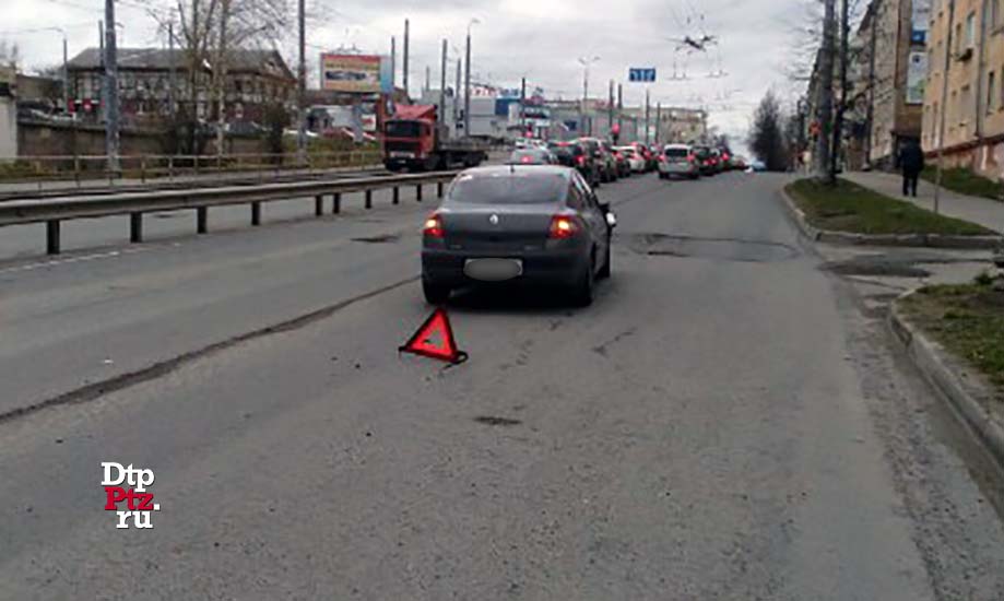 Петрозаводск, 4 мая 2019 года, 13-35.  ДТП с участием грузового автомобиля ГАЗ, легковых автомобилей Рено (Renault) и Джили (Geely) произошло на улице Красноармейская, напротив домов № 8 и 12.