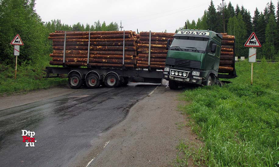 Суоярви, 2 июня 2019 года, 06-30.  ДТП с участием седельного тягача - лесовоза на шасси грузового автомобиоля Вольво (Volvo) с полуприцепом произошло на 130-м километре автодороги "Петрозаводск - Суоярви", в районе железнодорожного переезда перед г. Суоярви.