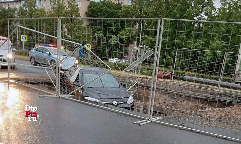 Петрозаводск, 28 июня 2019 года, 01-45.   ДТП с участием легкового автомобиля Рено (Renault) произошло на Октябрьском проспекте, у дома №5.
