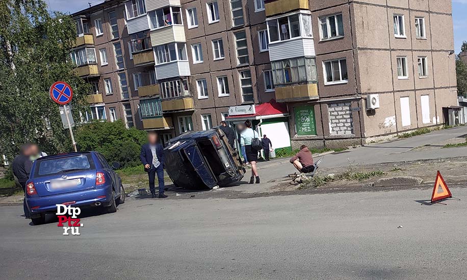  Петрозаводск, 1 июля 2019 года, 10-20.  ДТП  участием мотоциклиста и легкового автомобиля Рено (Renault) произошло на улице Маршала Мерецкова, у дома №11.  