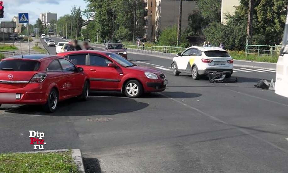 Петрозаводск, 28 июля 2019 года, 15-34.   ДТП с участием легковых автомобилей Лада (Lada Vesta), Опель (Opel Astra), КИА (KIA Rio) произошло на пересечении улиц Чапаева и Шотмана.