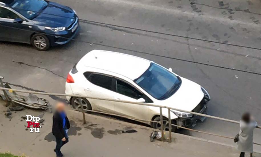 Петрозаводск, 19 августа 2019 года, 18-27.  Групповое ДТП с участием четырех автомобилей произошло на Комсомольском проспекте, в районе пересечения с улицей Лизы Чайкиной.