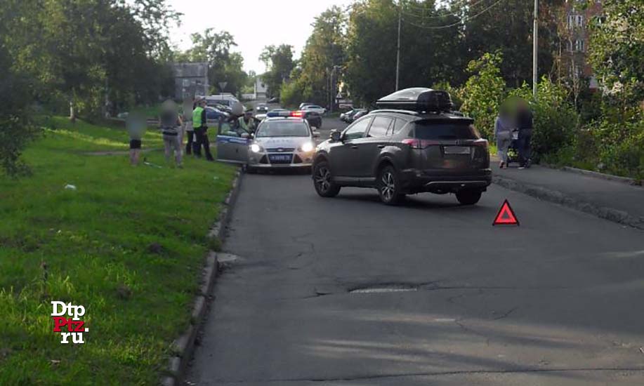 Петрозаводск, 20 августа 2019 года, 18-10.  ДТП с участием пешехода и кроссовера Тойота (Toyota Rav4) произошло на улице Льва Толстого, у дома №23.