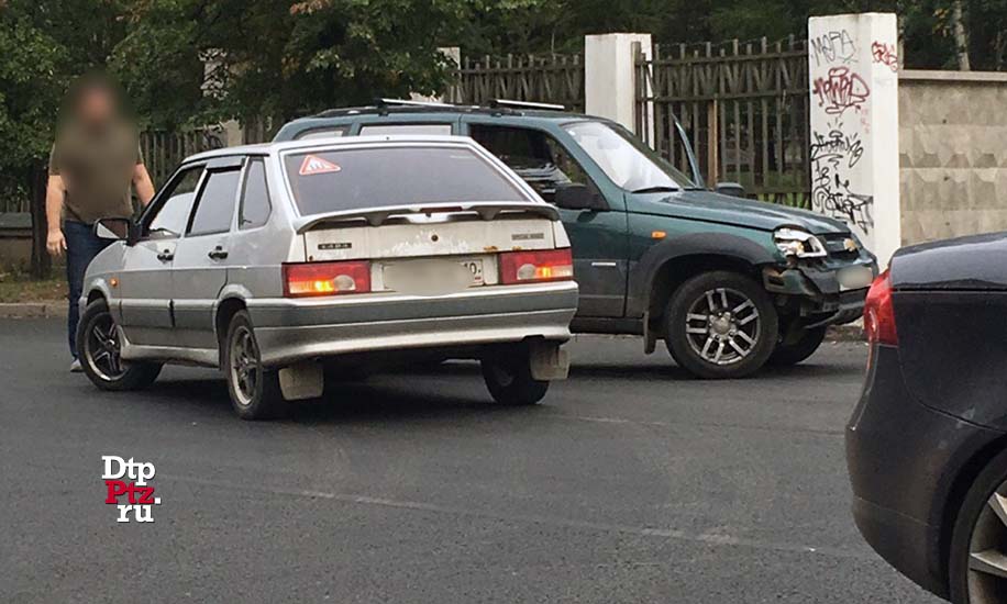 272 6 Петрозаводск, 21 августа 2019 года, 17-52.  ДТП с участием легкового автомобиля ВАЗ-2114 и внедорожника Шевроле Нива (Chevrolet Niva) произошло на пересечении улиц Гоголя и Анохина.