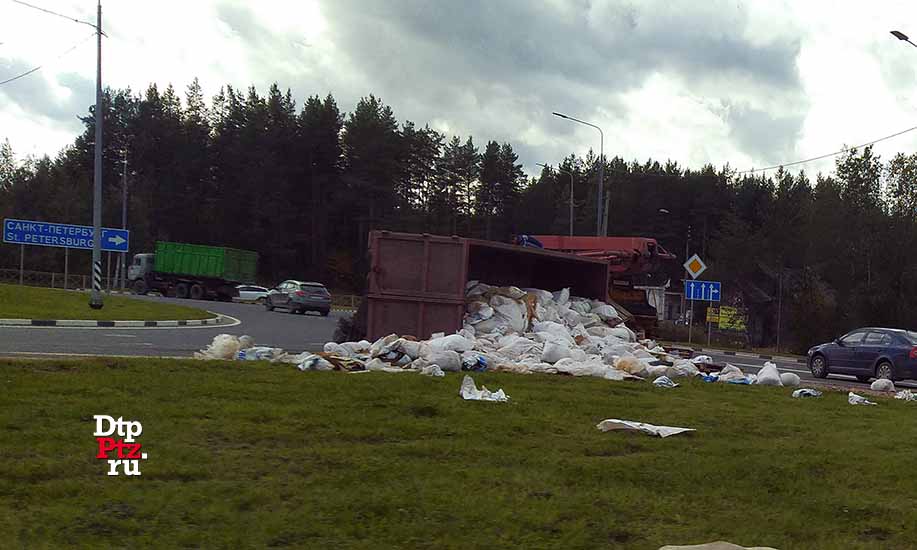 Петрозаводск, 12 сентября 2019 года, 12-25.  ДТП с участием контейнерного мусоровоза на шаасси грузового автомобиля КАМАЗ произошло на пересечении Пряжинского и Суоярвского шоссе.