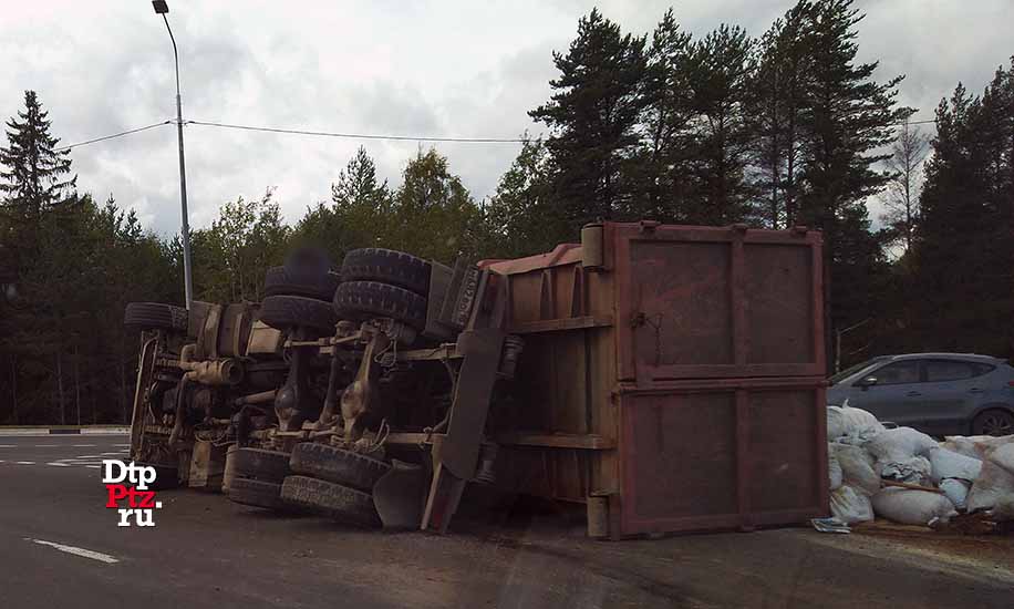 Петрозаводск, 12 сентября 2019 года, 12-25.  ДТП с участием контейнерного мусоровоза на шаасси грузового автомобиля КАМАЗ произошло на пересечении Пряжинского и Суоярвского шоссе.