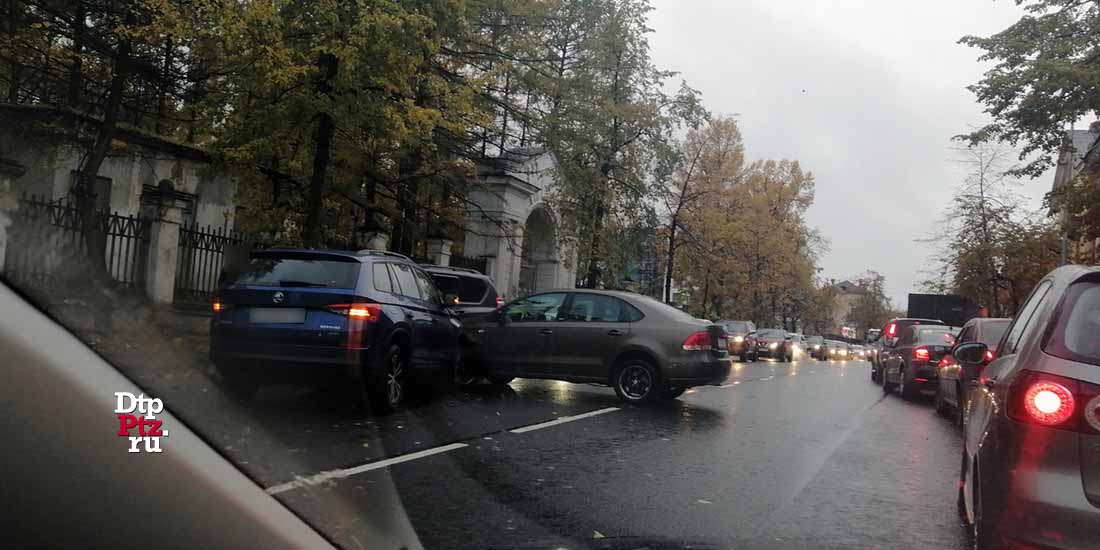 Петрозаводск, 8 октября 2019 года, 16-45.   ДТП с участием двух автомобилей произошло на улице Гоголя, у дома №28.
