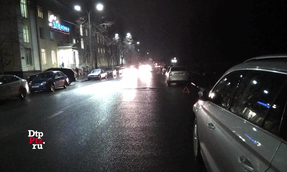 Петрозаводск, 13 ноября 2019 года, 18-23.  ДТП с участием пешехода и легкового автомобиля Форд (Ford Focus) произошло на улице Пушкинская, у дома №7.