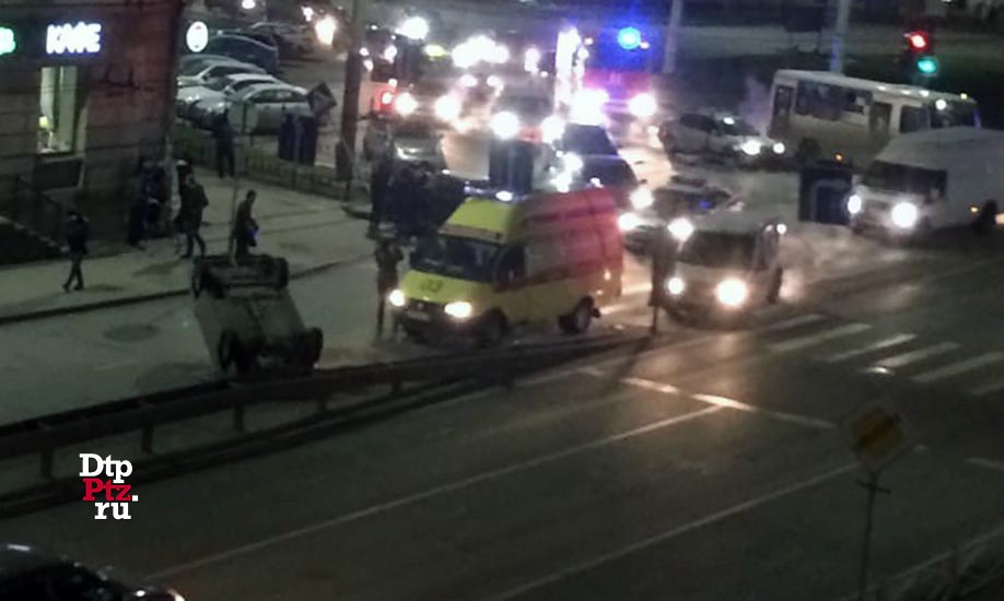 Петрозаводск, 23 ноября 2019 года, 21-13.   ДТП с участием двух лекгвоых автомобилей произошло улице Шотмана, в районе пересечения с проспектом Ленина.