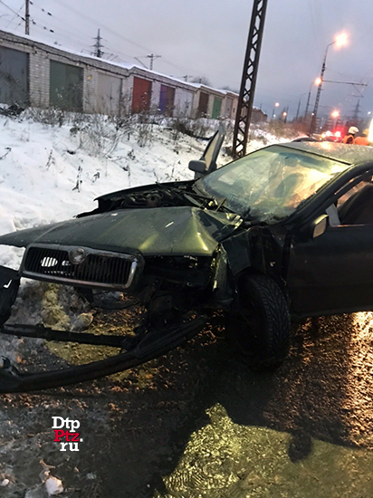 Петрозаводск, 4 декабря 2019 года, 14-50.   ДТП с участием легкового автомобиля Шкода (Scoda Octavia) произошло на Ключевском шоссе, у дома №4.