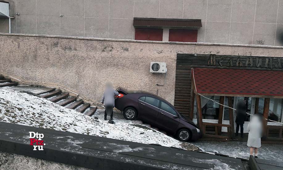 Петрозаводск, 2 января 2019 года, 13-54.   ДТП с участием легкового автомобиля Джили (Geely Emgrand) произошло на улице Ленинградская, у дома №24.