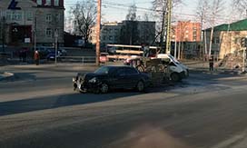На улице Лыжная после столкновения опрокинулся кроссовер