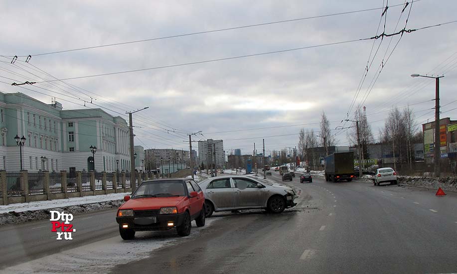 Петрозаводск, 13 февраля 2020 года, 08-45.   ДТП с участием легковых автомобилей Тойота (Toyota Corolla) и Лада (Lada Granta) произошло на Комсомольском проспекте, у дома №11.