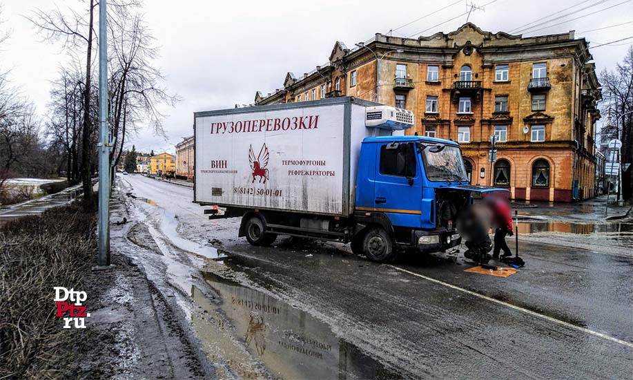 Петрозаводск, 23 февраля 2020 года, 06-36.   ДТП с участием легкового автомобиля Хонда (Honda) и грузового фургона произошло на проспекте Карла Маркса, в районе пересечения с улицей Дзержинского.