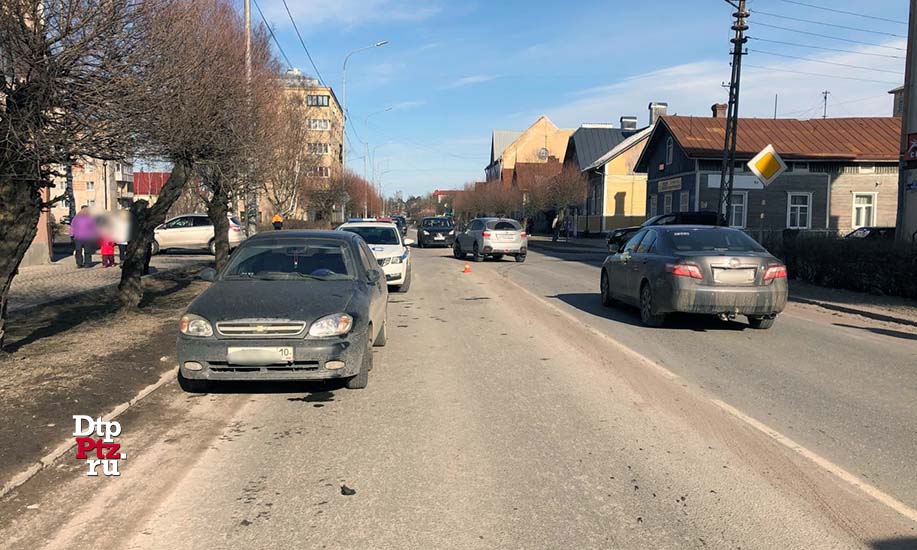 Сортавала, 15 марта 2020 года, 14-05.  ДТП с участием пешехода и легкового автомобиля Шевроле (Chevrolet Lanos) произошло на улице Карельская, у дома №29. 