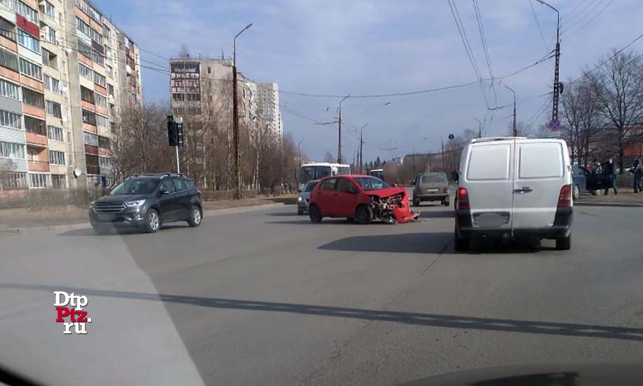 Петрозаводск, 28 марта 2020 года, 12-39.   ДТП с участием двух легковых автoмобилей произошло на пересечении улиц Ровио и Сортавальская.