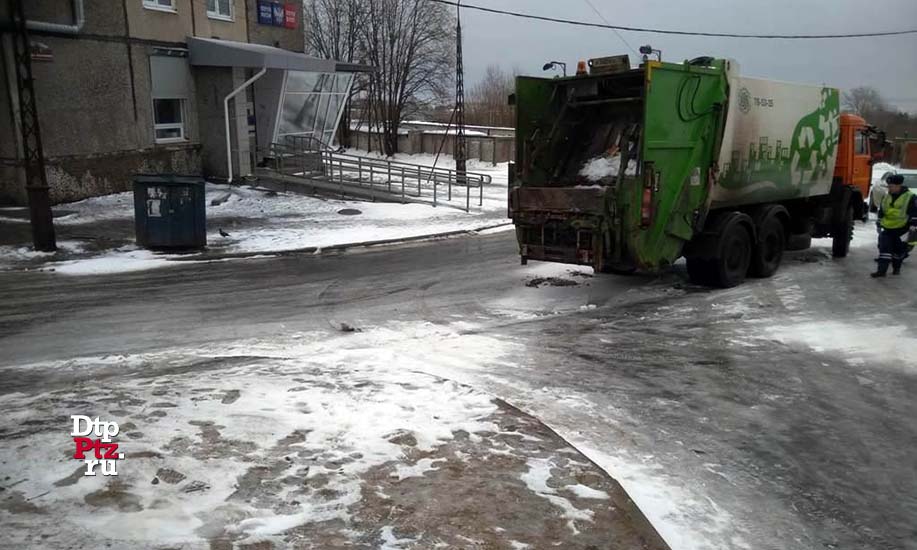 Петрозаводск, 5 марта 2020 года, 09-40.  ДТП с участием пешехода и мусоровоза на шасси шрузого автомобиля КАМАЗ  произошло на улице Антонова, у дома №6.