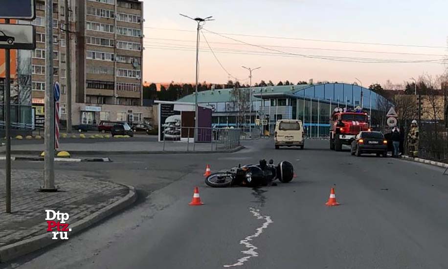 Кондопога, 28 апреля 2020 года, 19-52.   ДТП с участием мотоциклиста (Honda) и легкового автомобиля Опель (Opel) произошло на улице  Бумажников, у дома №29.