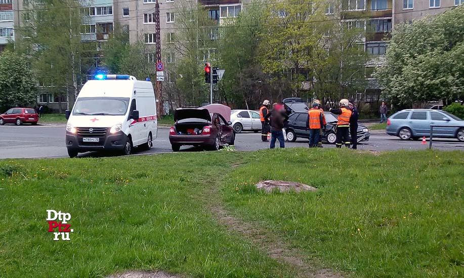 Петрозаводск, 28 мая 2020 года, 20-00.   ДТП с участием двух легковых автoмобилей произошло на пересечении улиц Ровио и Сортавальская.