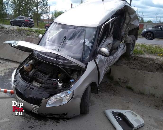 Петрозаводск, 31 мая 2020 года, 11-55.   ДТП с участием легкового автомобиля Шкода (Skoda Fabia) и грузового фургона ГАЗ  произошло на Шуйском шоссе, у дома № 6.
