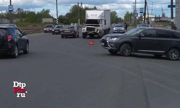 Петрозаводск, 31 мая 2020 года, 11-55.   ДТП с участием легкового автомобиля Шкода (Skoda Fabia) и грузового фургона ГАЗ  произошло на Шуйском шоссе, у дома № 6.