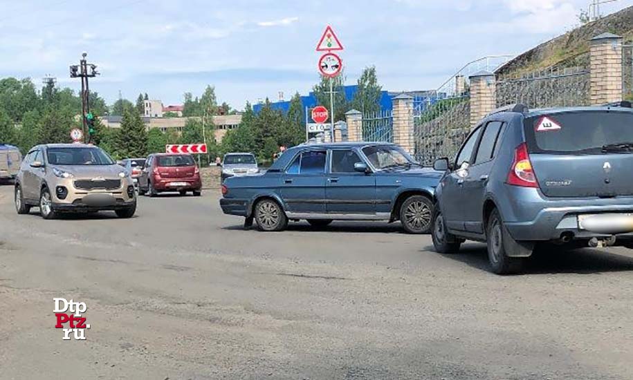 Петрозаводск, 9 июня 2020, 08-30.  ДТП с участием велосипедиста и легкового автомобиля Рено (Renault Sandero) произошло на Ялгубском шоссе, в районе пересечения с улицей Пролетарская.