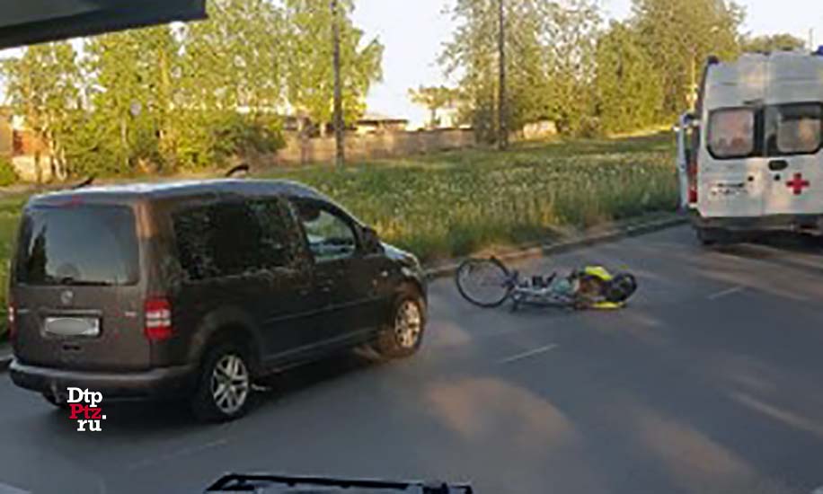 Петрозаводск, 14 июня 2020 года.  ДТП с участием велосипедиста и легкового автомобиля Фольксваген (Volkswagen Caddy) произошло на Первомайском проспекте у дома №82, в районе пересечения с улицей Заводская.