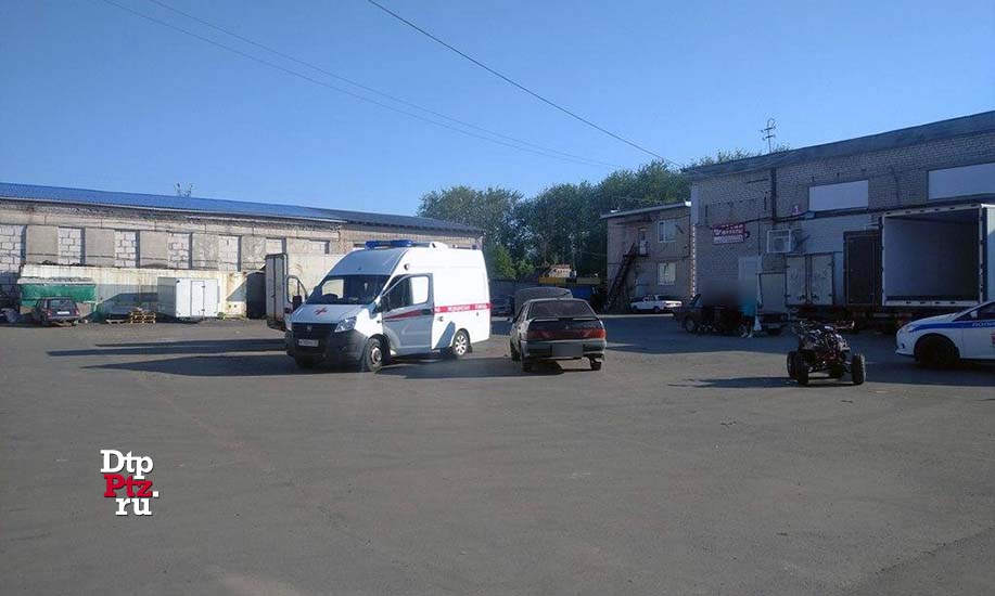 Петрозаводск, 16 июня 2020 года, 16-55.  ДТП с участием квадроцикла (ATV WELS.) и легкового автомобиля ВАЗ-2115 произошло на внутридомовой территории у дома №6 по Шуйскому шоссе.