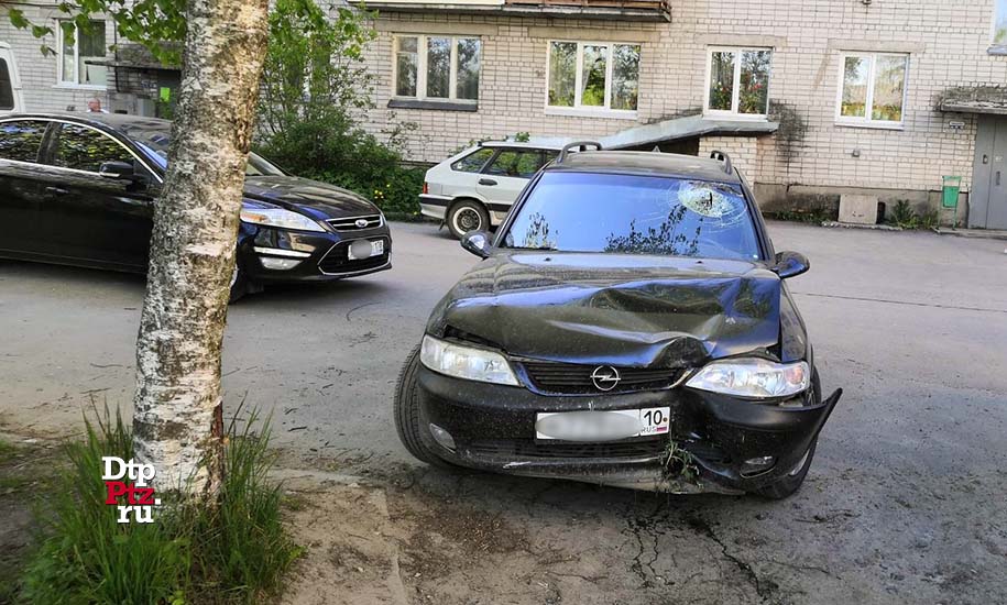 Сортавальский район, 3 июня 2020 года, 16-55.   ДТП с участием легкового автомобиля Опель (Opel Vectra) произошло в пгт Хелюля, в районе дома №13.