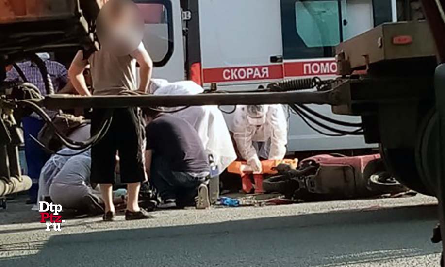 27250 Петрозаводск, 8 июня 2020 года, 17-23.   ДТП с участием скутериста и самосвала с прицепом КАМАЗ произошло на улице Боровая, у дома №11.