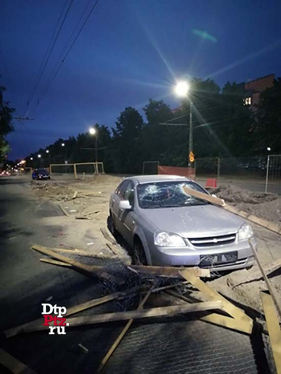 Петрозаводск, 10 июля 2020 года, 23-42.   ДТП с участием легкового автомобиля Шевроле (Chevrolet Lacetti) произошло на набережной Варкауса, у дома №7.