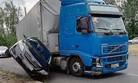 На Первомайском проспекте столкнулись легковой и грузовой автомобили 