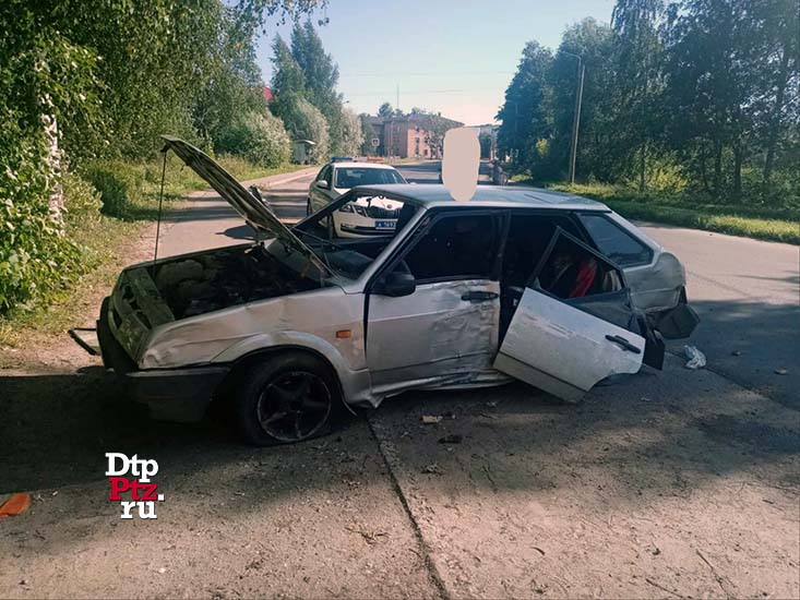 Олонец, 16 августа 2020 года, 15-30.  ДТП с участием легкового автомобиля ВАЗ-2108 произошло на улице Пушкина, у дома №5.