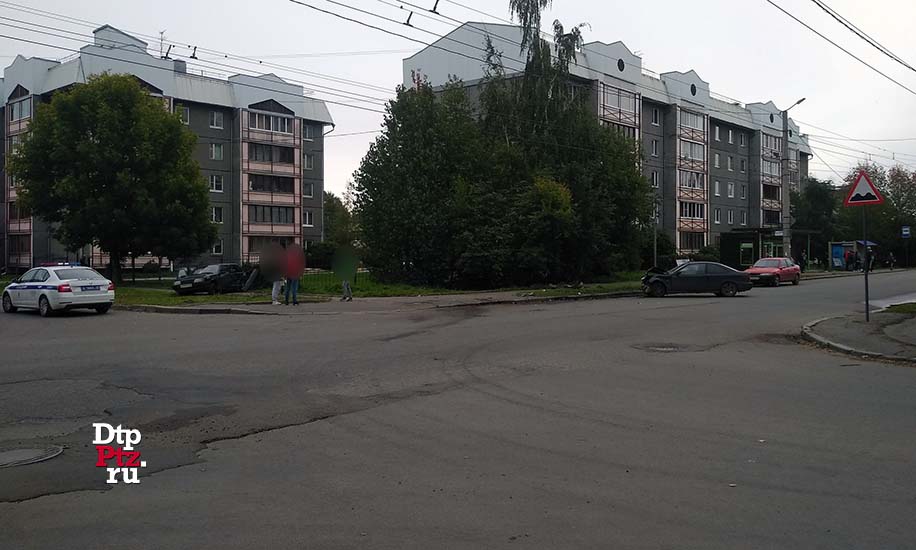 Петрозаводск, 16 сентября 2020, 10-20.  ДТП с участием легковых автомобилей Хонда (Honda Civic) и ВАЗ-21099 произошло на улице Луначарского, в районе пересечения с улицей Пробная.