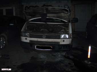 Петрозаводск, 20 сентября 2013 года, 02-15. Пожар в припаркованном фургоне Фольксаген (Volkswagen Transporter) произошел на улице Красноармейская у дома №12-б.